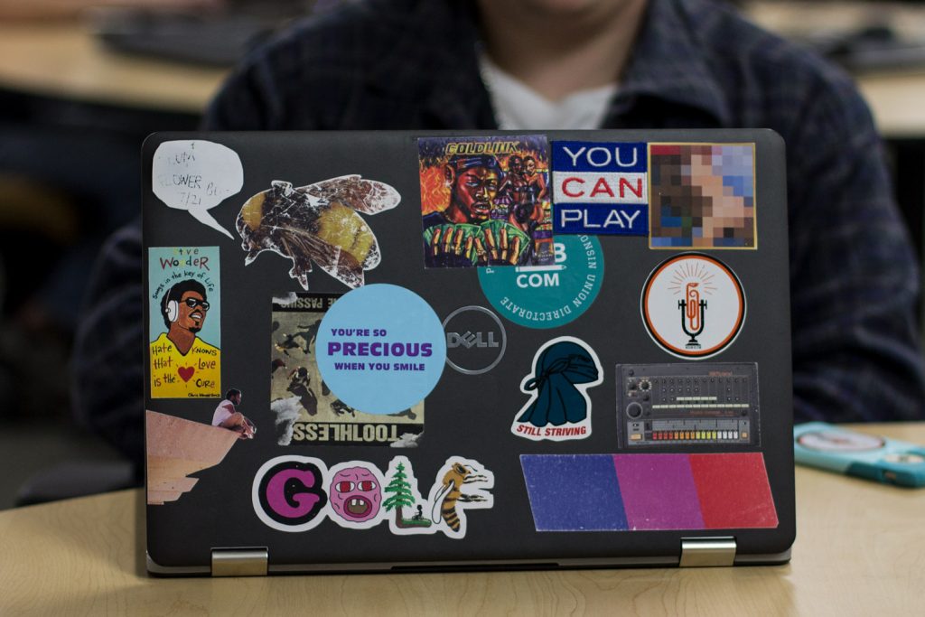 wil je je skateboard, school locker of laptop versieren met stickers die je favoriete merken en oorzaken ondersteunen? Onze gids heeft tips over het contact opnemen met uw favoriete merken, plus een enorme lijst van meer dan 90 bedrijven die gratis stickers aanbieden aan hun grootste fans met een eenvoudig aanvraagformulier.