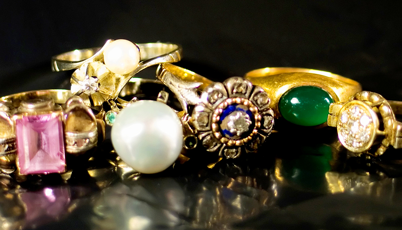 Are you building a collection of jewelry that you no longer wear or want? Here’s how to get top dollar for your silver or gold jewelry.