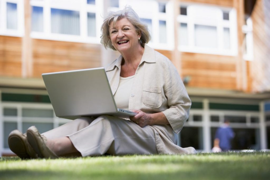 Did you know that, as a senior citizen, you may be eligible to get free online training or courses in everything from cooking to digital marketing? The 33 places in this list offer free online courses for seniors to learn the information they want at their own pace. 