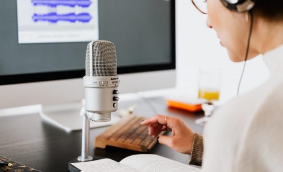 10 Leading Websites to Find Voice Over Jobs for Beginners from Home