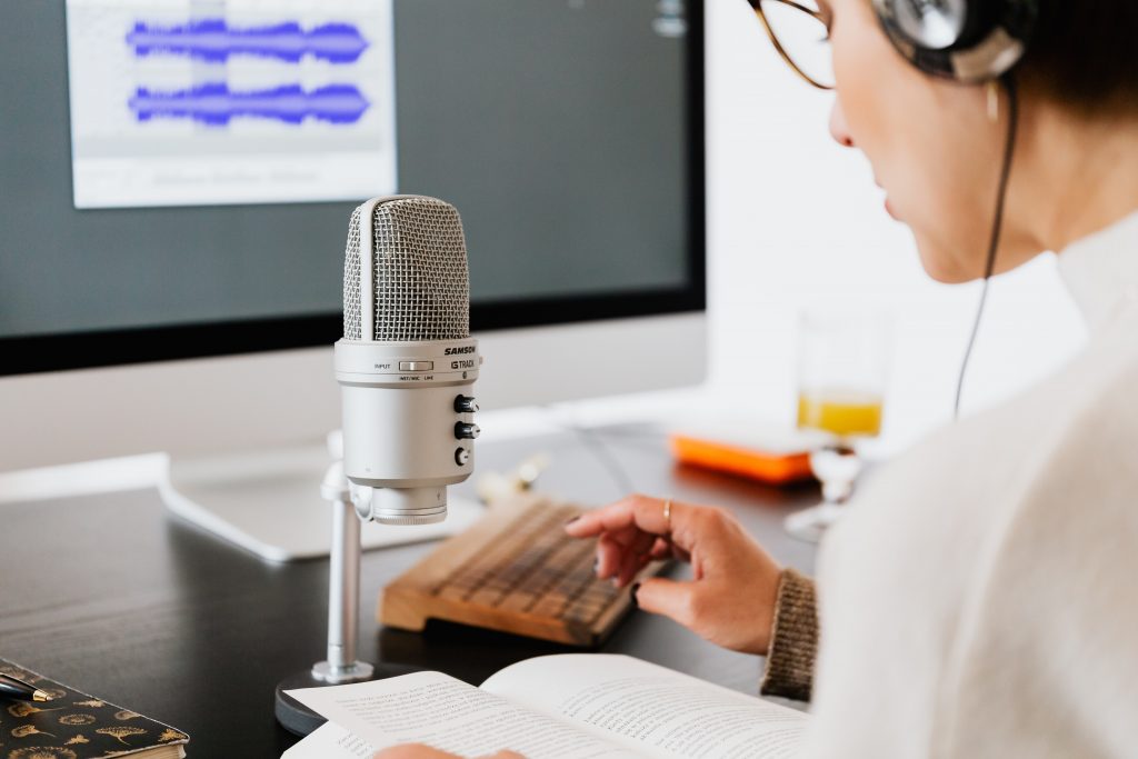 10 Leading Websites To Find Voice Over Jobs For Beginners From Home