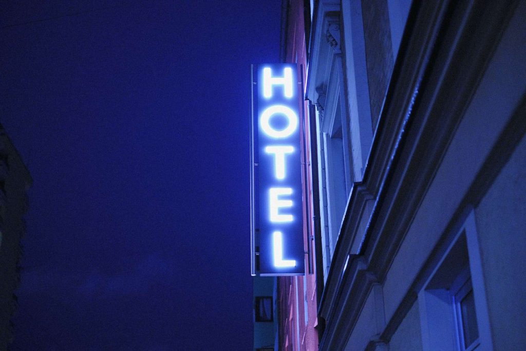 27 Hotels Near Me That Take Cash