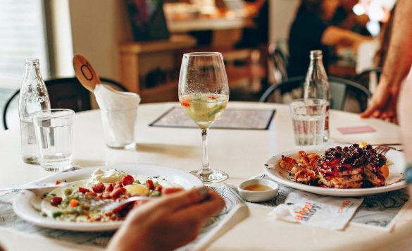 10 Money-Saving Tips When Eating Out